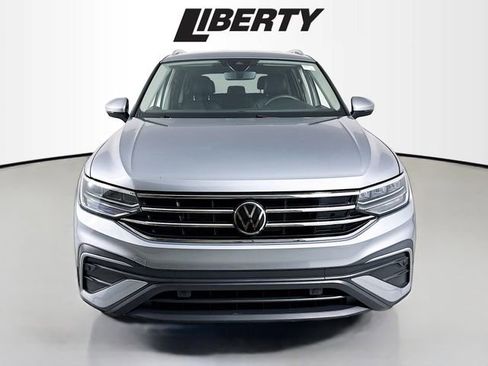 Used 2022 Volkswagen Tiguan SE image 2