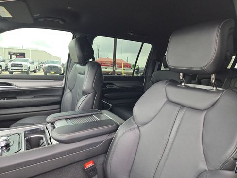 Used 2025 Jeep Wagoneer Series II AWD/4WD image 9