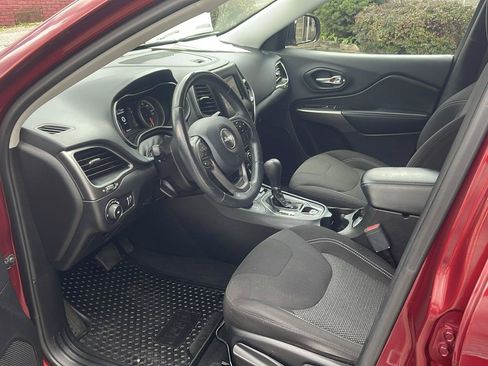 Used 2019 Jeep Cherokee Latitude w/ Cold Weather Group AWD/4WD image 14