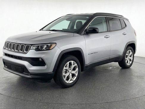 Used 2025 Jeep Compass Latitude AWD/4WD image 3