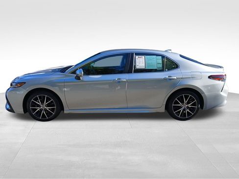 Used 2024 Toyota Camry SE image 5