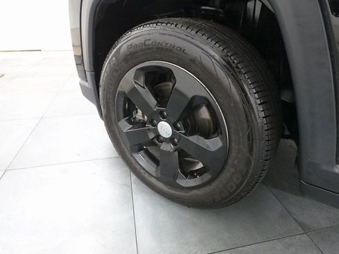 Used 2019 Jeep Compass Latitude image 28