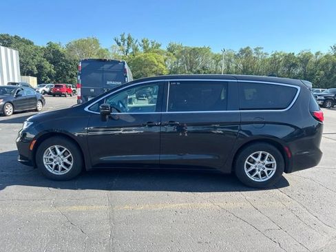 Used 2023 Chrysler Pacifica Touring-L FWD image 5