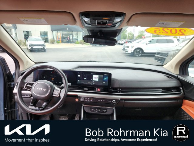 Used 2025 Kia Carnival SX w/ SX Dark Edition Package FWD image 11