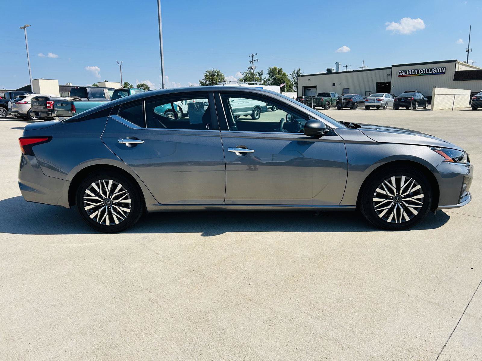 Used 2025 Nissan Altima 2.5 SV FWD image 35