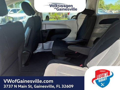 Used 2023 Chrysler Voyager LX FWD image 10