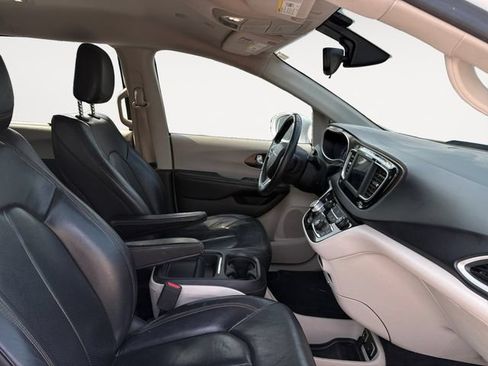 Used 2018 Chrysler Pacifica Touring-L FWD image 14