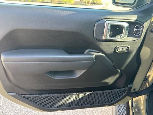 Used 2025 Jeep Gladiator Sport AWD/4WD image 14