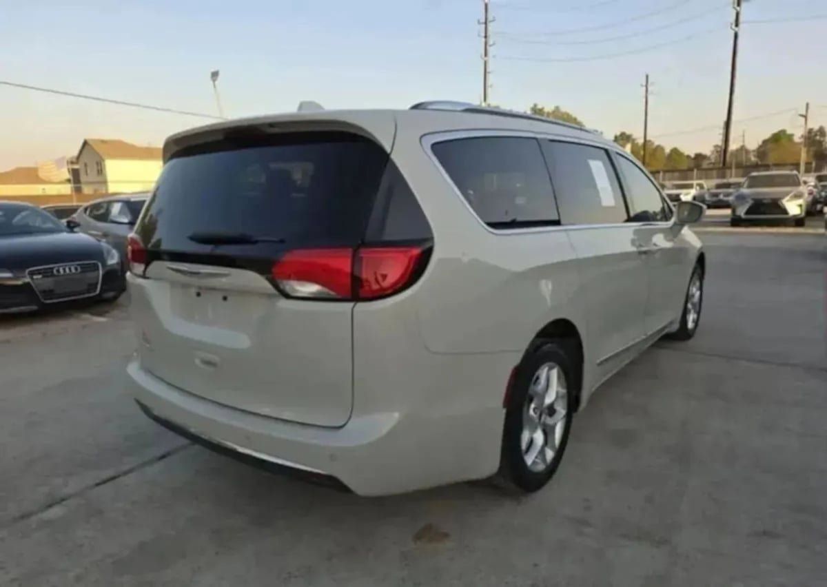 Used 2020 Chrysler Pacifica Touring-L Plus w/ Tire & Wheel Group FWD image 44