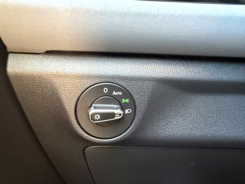 Used 2025 Volkswagen Jetta SE w/ Sunroof Package FWD image 26
