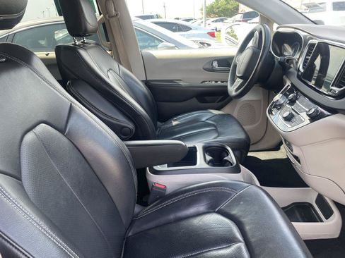 Used 2022 Chrysler Pacifica Touring-L FWD image 7
