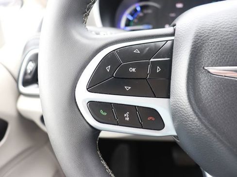 Used 2024 Chrysler Pacifica Select image 21