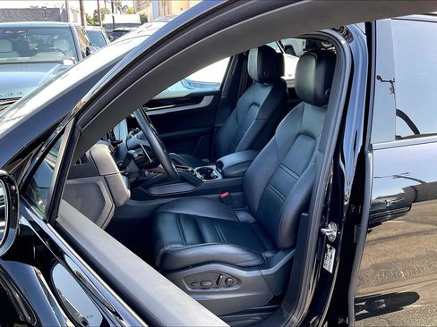 Used 2024 Porsche Cayenne Coupe AWD/4WD image 8