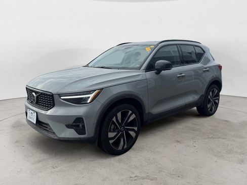 Certified 2025 Volvo XC40 B5 Plus image 2