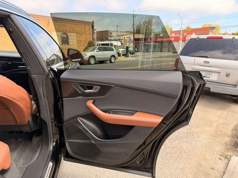 Used 2019 Audi Q8 Premium Plus w/ Premium Plus AWD/4WD image 25