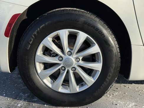 Certified 2017 Chrysler Pacifica Touring-L image 5