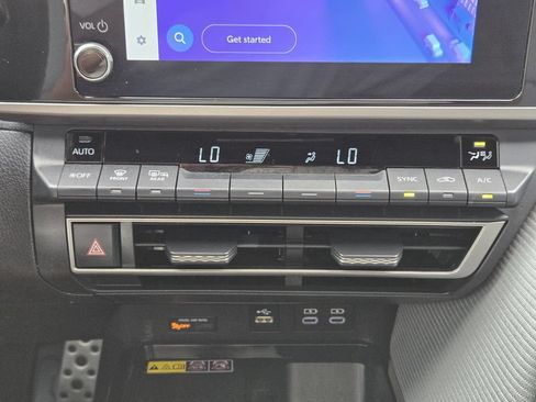 Used 2025 Toyota Camry SE w/ Convenience Package FWD image 21