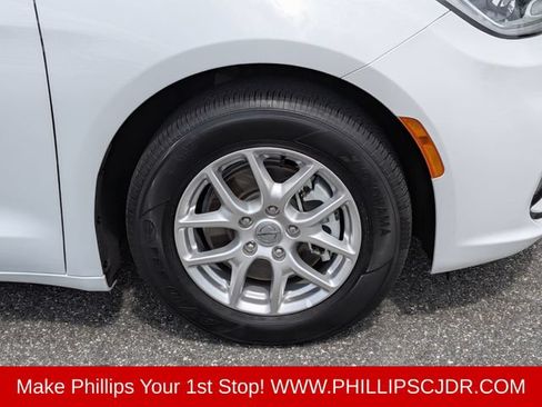 Certified 2025 Chrysler Pacifica Select FWD image 10