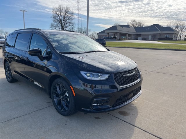 New 2026 Chrysler Pacifica Select w/ S Appearance Package FWD image 3
