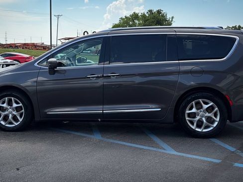 Used 2019 Chrysler Pacifica Touring-L Plus w/ Advanced Safetytec Group FWD image 4
