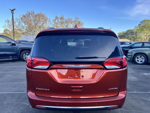 Used 2018 Chrysler Pacifica Limited w/ Tire & Wheel Group image 7