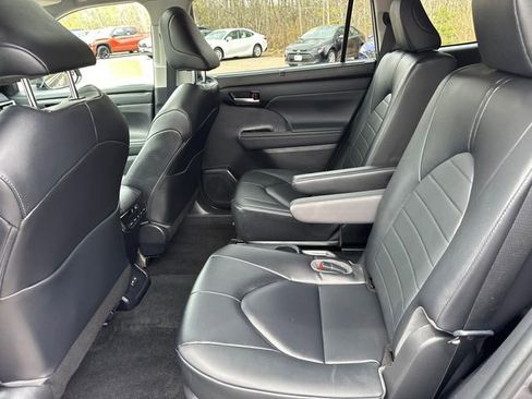 Used 2023 Toyota Highlander XLE AWD/4WD image 18