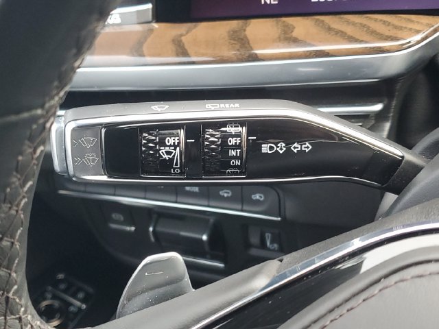 Used 2025 Cadillac Escalade ESV Premium Luxury Platinum w/ LPO, Floor Liner Package AWD/4WD image 19