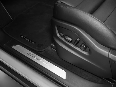 Certified 2025 Porsche Cayenne AWD/4WD image 28