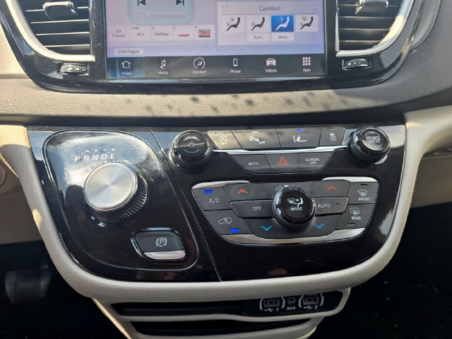 Used 2024 Chrysler Pacifica Touring-L FWD image 21