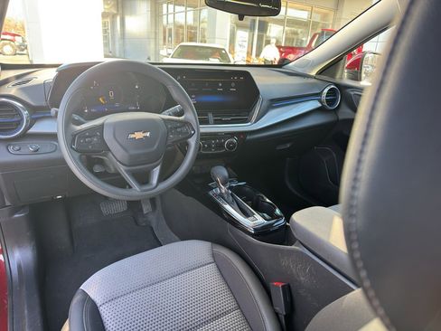 Used 2025 Chevrolet Trax LT w/ Sunroof Package image 17