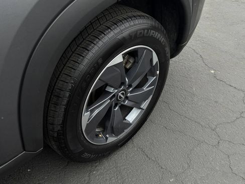 Used 2025 Nissan Rogue SV FWD image 32