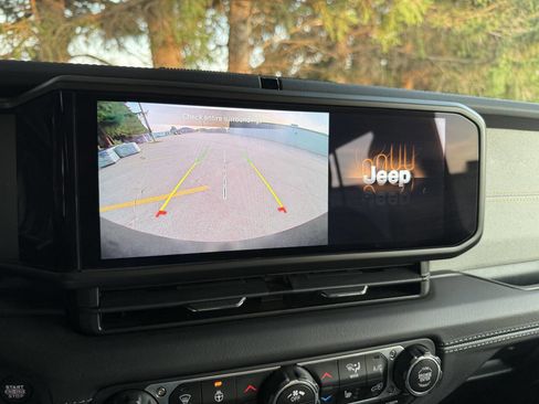 Used 2025 Jeep Wrangler Unlimited Sahara image 16