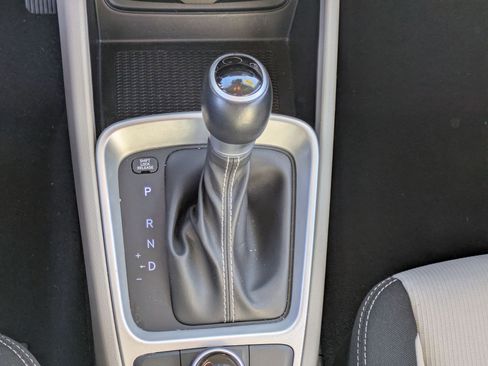 Used 2024 Hyundai Venue SEL image 23