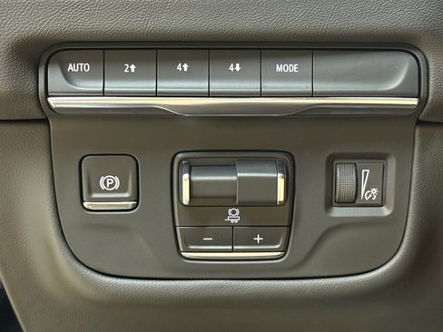 Certified 2025 Cadillac Escalade ESV Premium Luxury image 18