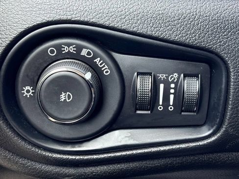 Used 2021 Jeep Renegade Latitude w/ Convenience Group AWD/4WD image 24