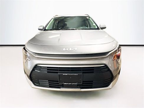 Used 2023 Kia Niro EX image 2