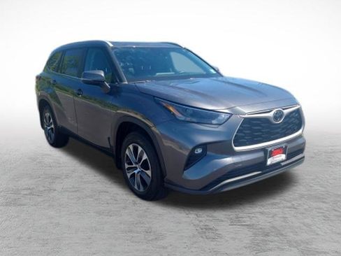Used 2023 Toyota Highlander XLE AWD/4WD image 3