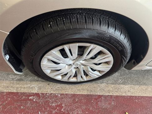 Used 2014 Toyota Camry LE image 16