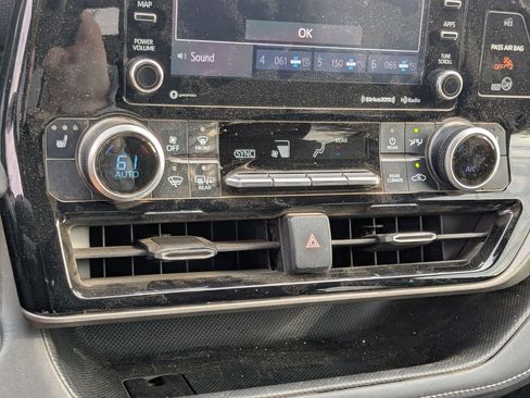 Used 2021 Toyota Highlander XLE AWD/4WD image 17