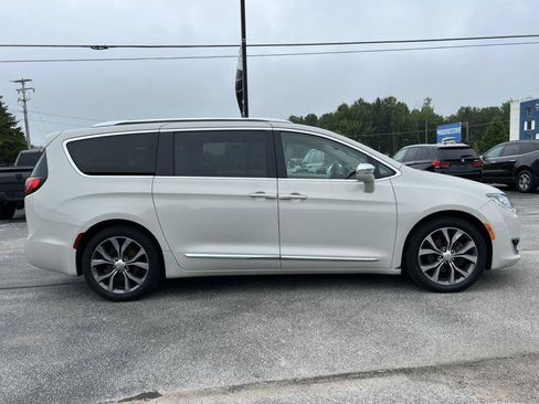 Used 2017 Chrysler Pacifica Limited FWD image 13