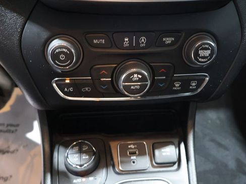 Used 2022 Jeep Cherokee Trailhawk w/ Premium Leather Package AWD/4WD image 27