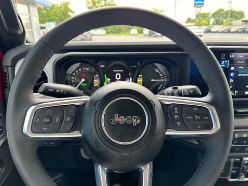 Used 2025 Jeep Wrangler Unlimited Sahara AWD/4WD image 21