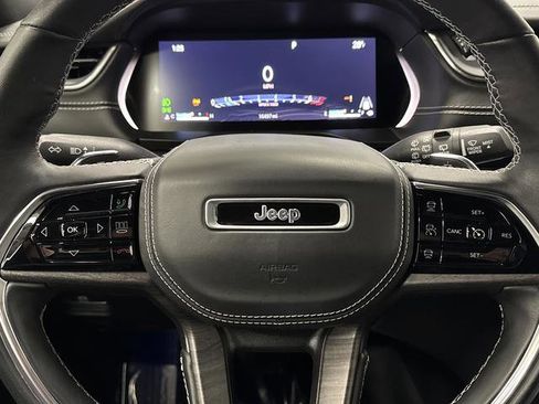 Used 2022 Jeep Grand Cherokee Overland w/ Luxury Tech Group IV image 17