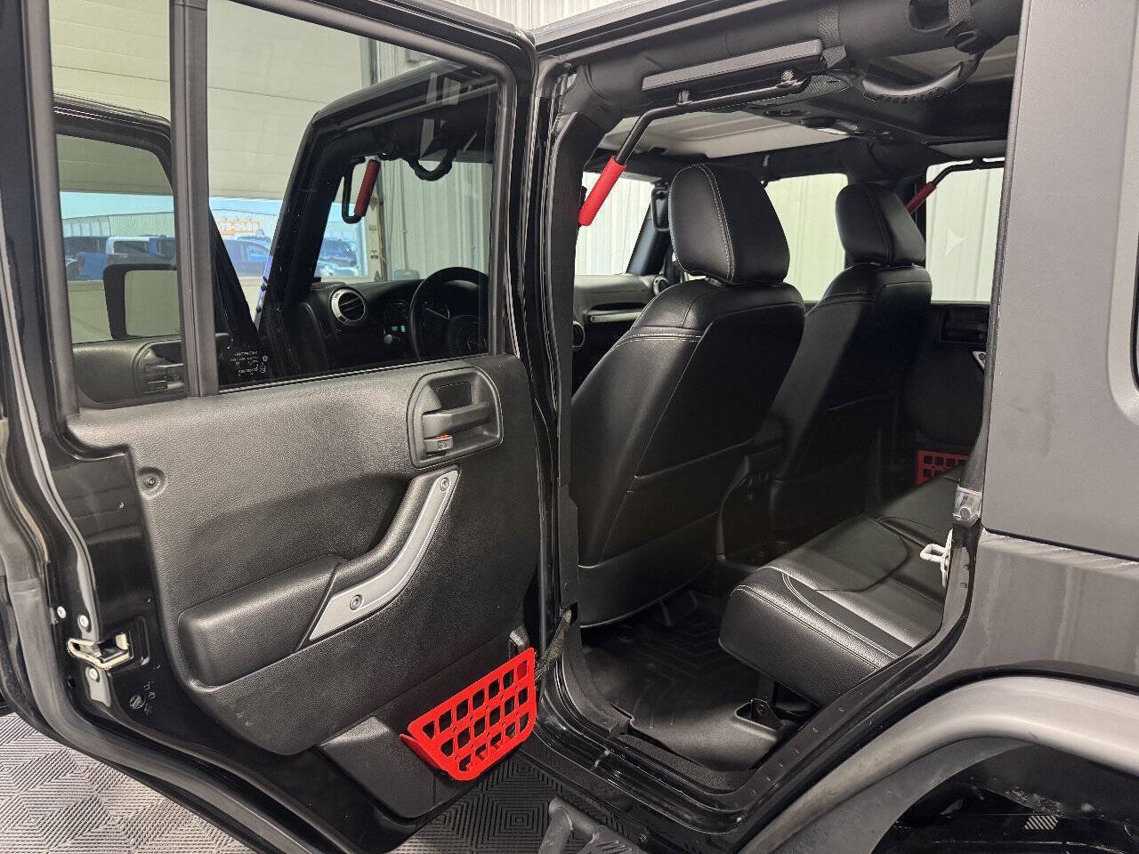 Used 2018 Jeep Wrangler Unlimited Rubicon w/ Connectivity Group AWD/4WD image 13