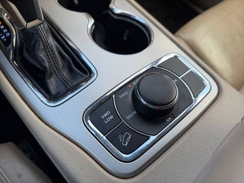 Used 2017 Jeep Grand Cherokee Limited AWD/4WD image 28