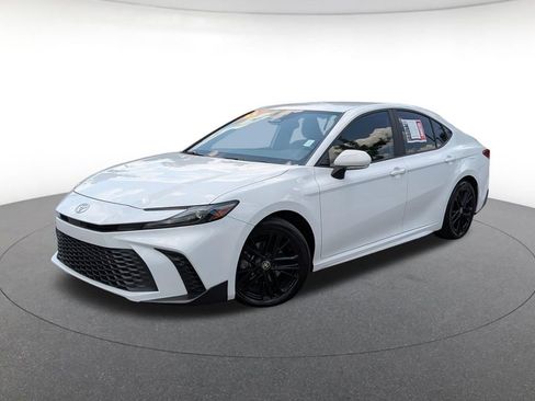 Used 2025 Toyota Camry SE FWD image 1