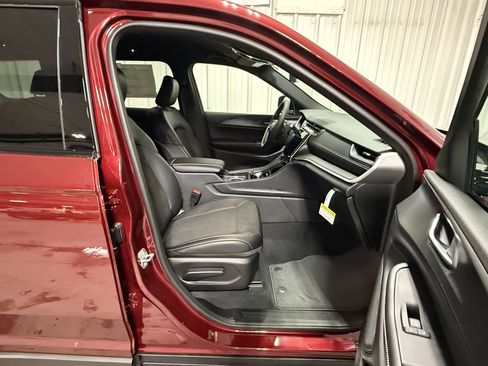 New 2025 Jeep Grand Cherokee L Laredo image 13