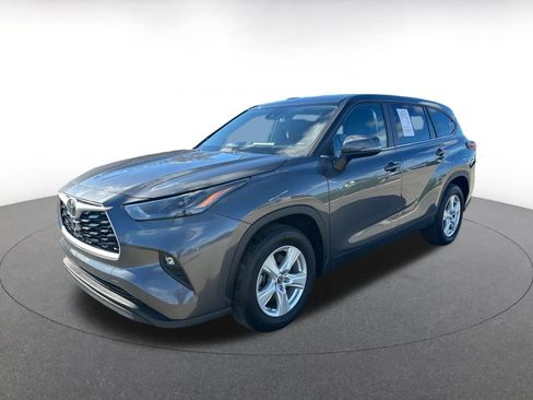 Used 2025 Toyota Highlander LE image 4