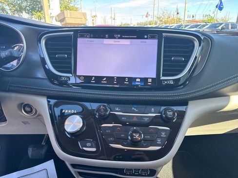 Used 2024 Chrysler Pacifica Select image 37