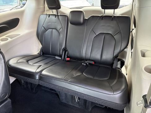 Used 2023 Chrysler Pacifica Touring-L FWD image 21